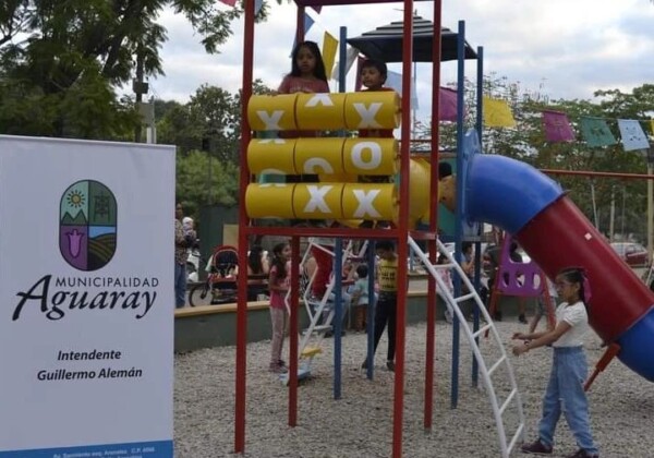 Juegos de plaza en la Plaza Central Martin Miguel de Güemes en Salta