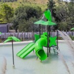 Niños disfrutando juegos de agua seguros de Plasticos Rotomundo