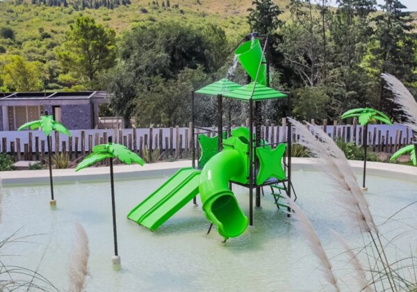 Niños disfrutando juegos de agua seguros de Plasticos Rotomundo