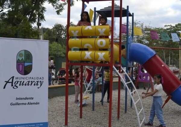 juegos de plaza infantiles con mangrullos y toboganes fabricados por plasticos rotomundo para espacios publicos y privados